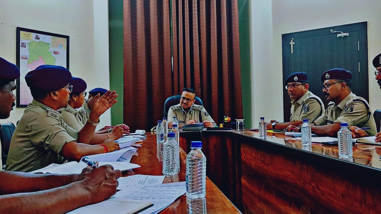 रेलवे के सभी सीसीटीवी कैमरे से त्रिनयन एप से, जिला पुलिस बल एवं रेलवे सुरक्षा बल के मध्य समन्वय स्थापित करने आईजी ने ली संयुक्त बैठक