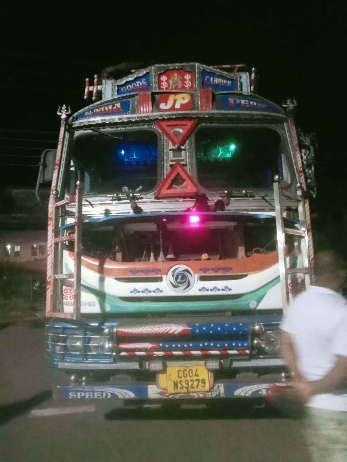 नेहरू नगर टोल प्लाजा के पास कोयले से लदी ट्रक में लगी भीषण आग, तत्काल पहुंची दमकल टीम, एक गाड़ी पानी की बौछार से बुझाई आग