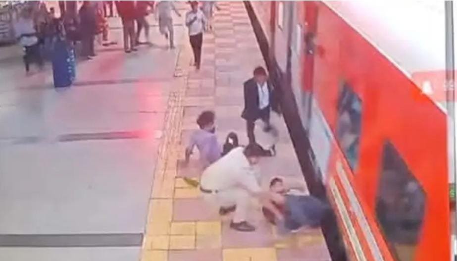 भिलाई के पावर हाऊस स्टेशन पर चलती ट्रेन पर चढ़ने के दौरान फिसल गया यात्री 🟢 गैप ट्रेक पर फंसते ही आरपीएफ जवान‌ ने यात्री को खिंच कर बचा ली जान