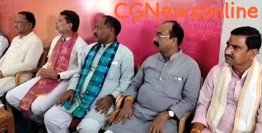 CG News 🟦 भाजपा विधायक दल की बैठक में कोरबा सीट हारने पर भी हुआ मंथन 🟧 ग्यारह विधानसभा सीटों पर पिछड़ने का कारणों पर भी खुलकर चर्चा 🟩 बृजमोहन और तोखन का हुआ सम्मान