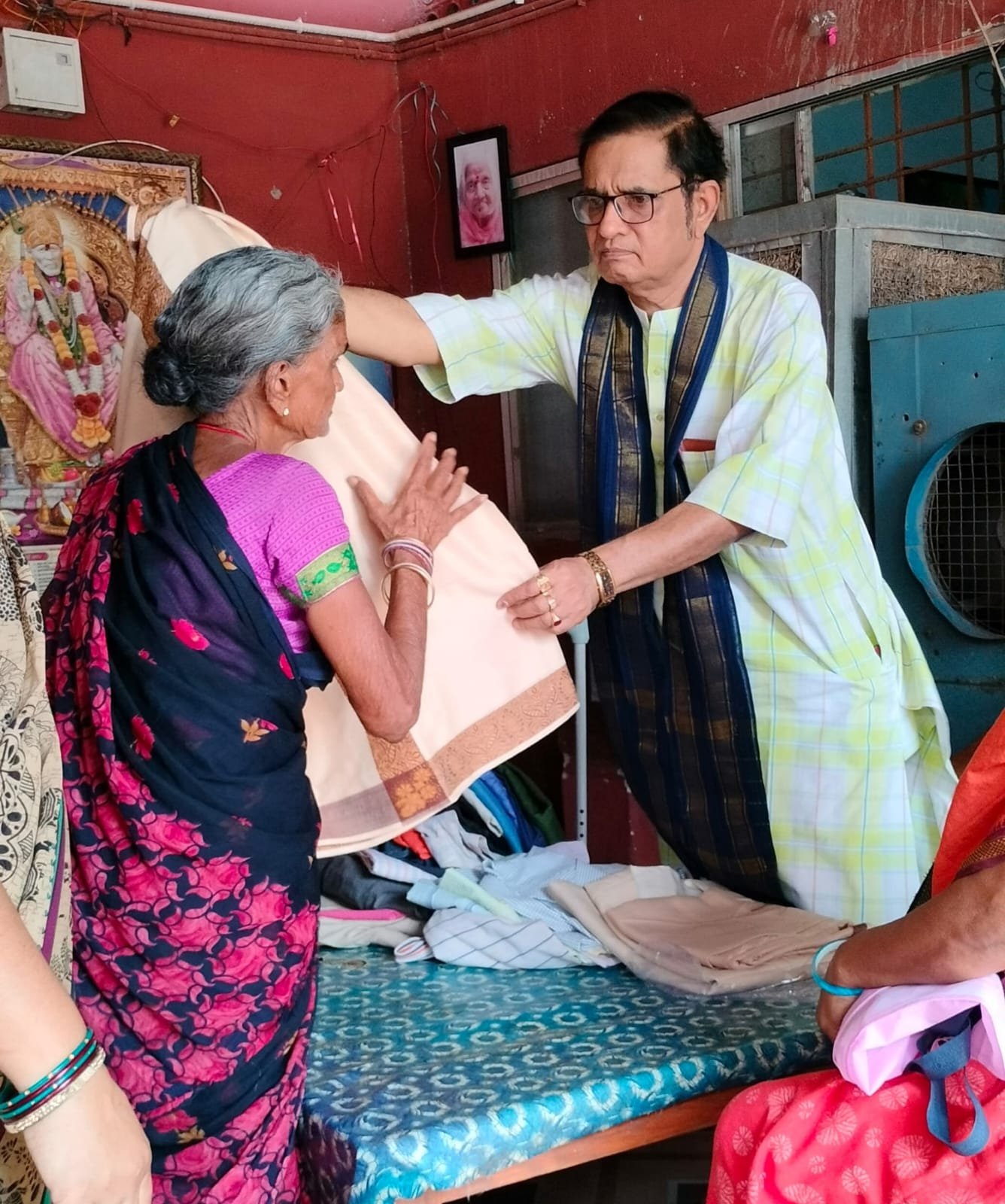 साहित्य, संस्कृति और समाज में संवेदना और सहयोग आवश्यक, आचार्य डॉ.शर्मा संपत्ति ने वृद्धाश्रम पहुंच की बुजुर्गों की सेवा