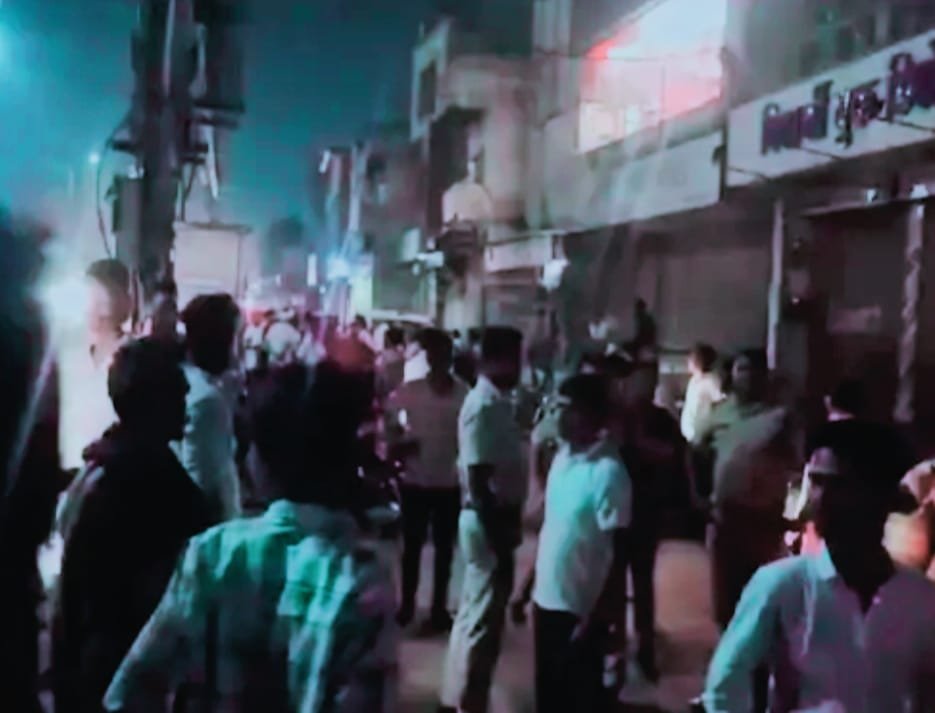भिलाई में विशेष समुदाय ने घेरा थाना 🛑 सोशल मीडिया पर आपत्तिजनक पोस्ट से आक्रोश 🟢 प्रदर्शनकारियों ने की आरोपी के गिरफ्तारी की मांग