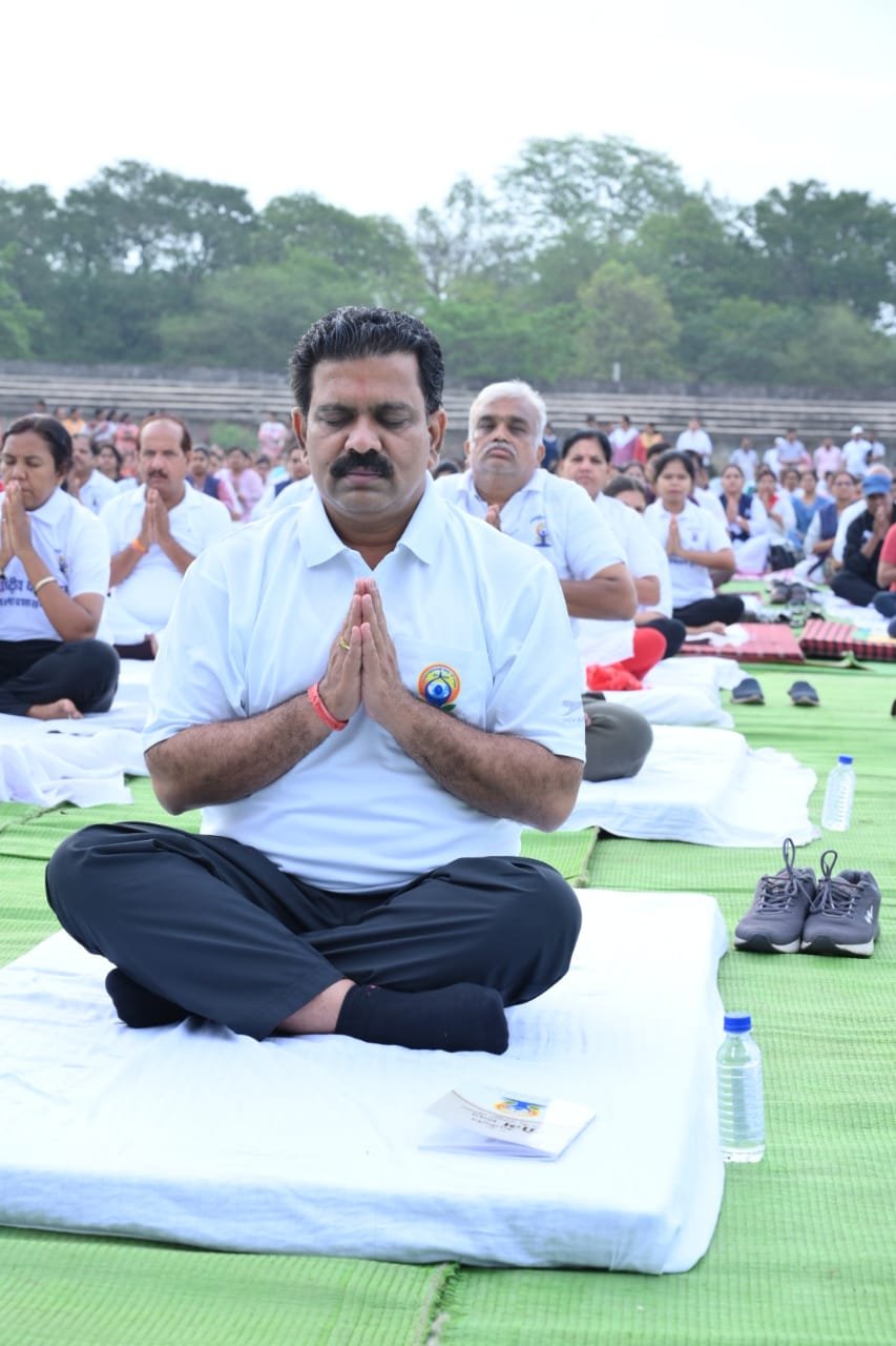 दशम अंतरर्राष्ट्रीय योग दिवस पर रविशंकर स्टेडियम दुर्ग में आयोजित योगा कार्यक्रम में शामिल हुए उप मुख्यमंत्री विजय शर्मा, ग्रीन दुर्ग अभियान अंतर्गत मौलश्री और बादाम का रोपा पौधा