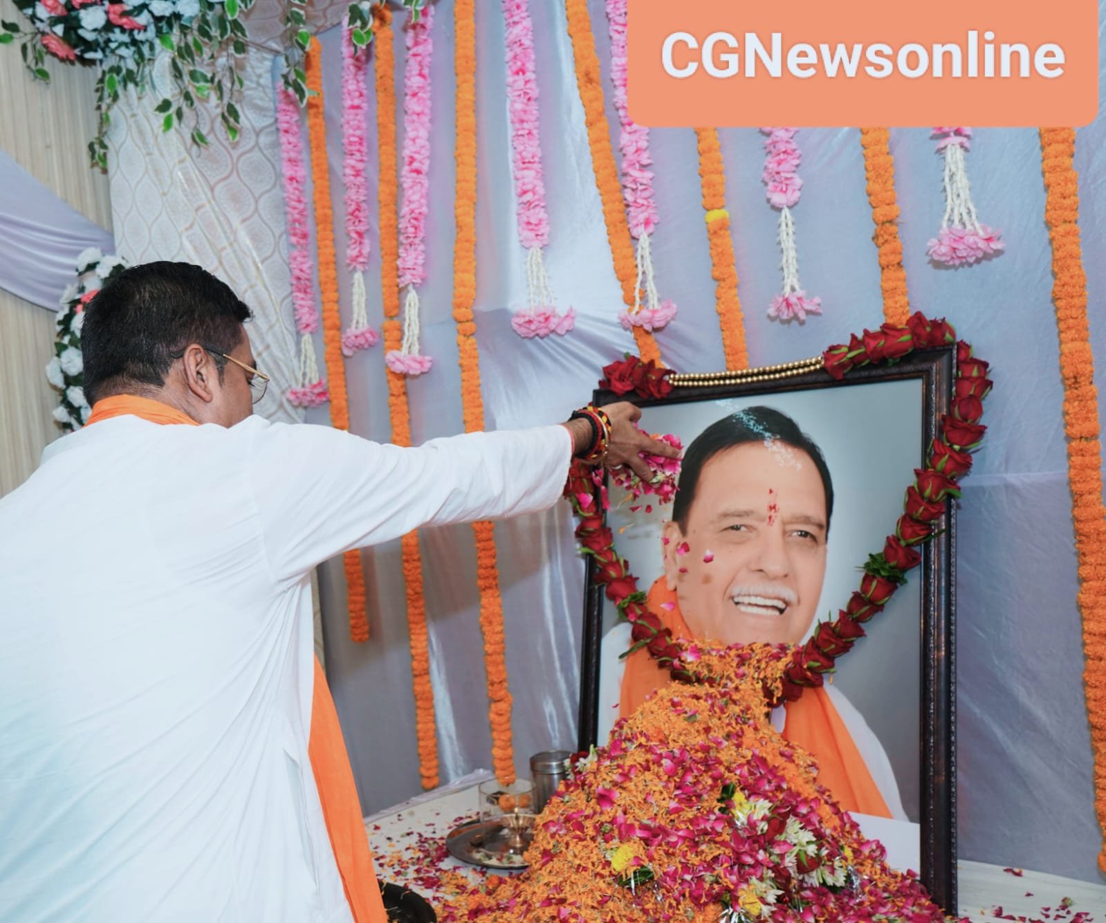 प्रथम पुण्यतिथि पर विधायक रिकेश पहुंचे स्व. विद्यारतन भसीन के निवास, पुष्पांजलि अर्पित कर किया नमन, कहा- “भिलाई को संवारने विद्यारतनजी का अभिन्न योगदान”