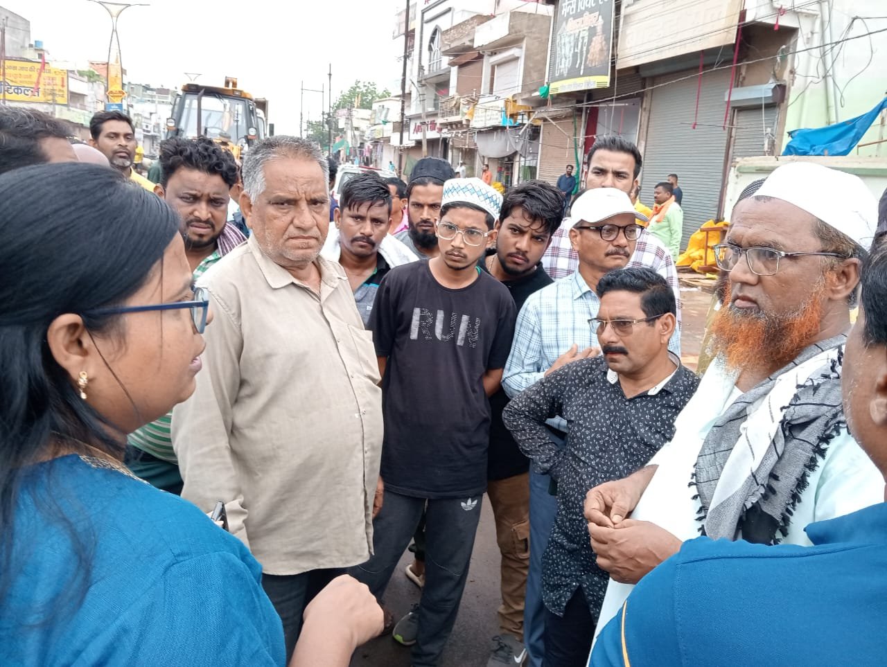 भिलाई निगम की टीम को देखते ही भागने लगे व्यापारी, नाली को कचरे से पाटने पर बॉम्बे ढाबा संचालक से वसूला 8000 रुपए अर्थदंड भिलाई निगम की टीम को देखते ही भागने लगे व्यापारी, नाली को कचरे से पाटने पर बॉम्बे ढाबा संचालक से वसूला 8000 रुपए अर्थदंड