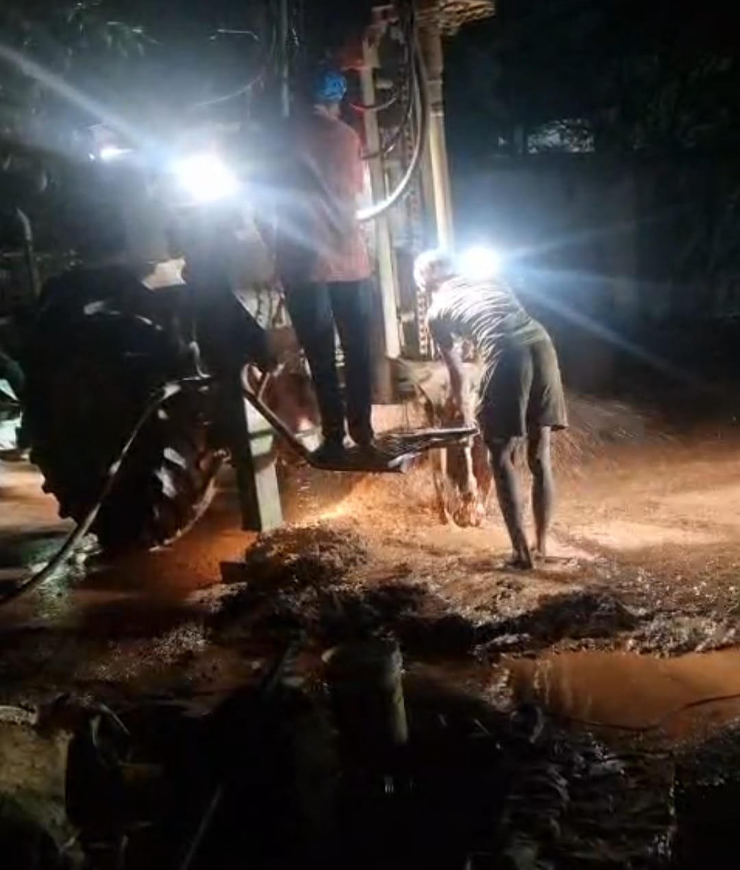 60-65 वर्षों से गर्मी में राहगीरों के सूखे गले तर करने वाले सिक्ख परिवार का दर्द सुन विधायक रिकेश का एक्शन 🛑 कहा – “अधिकारी महोदय आज शाम तक बोरिंग हो जाना चाहिए” 🟢 देखिए विडियो