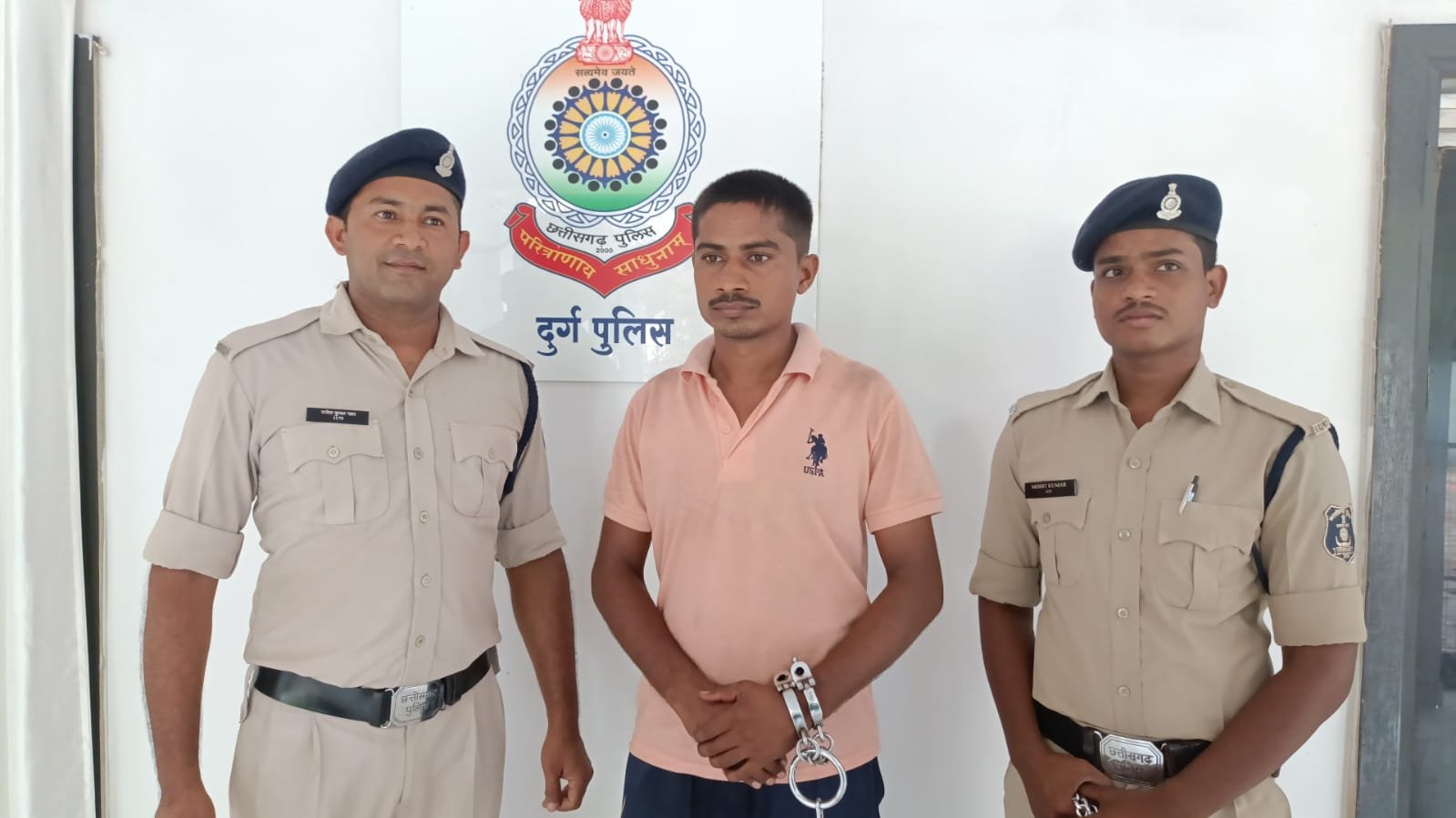 चोरी करने घर में घुसे चोर ने दंपत्ति के निजी पलों को कैमरे में किया कैद, वीडियो बनाकर 10 लाख रुपए उगाही की रखी मांग, दुर्ग पुलिस ने कार्रवाई कर आरोपी को किया गिरफ्तार