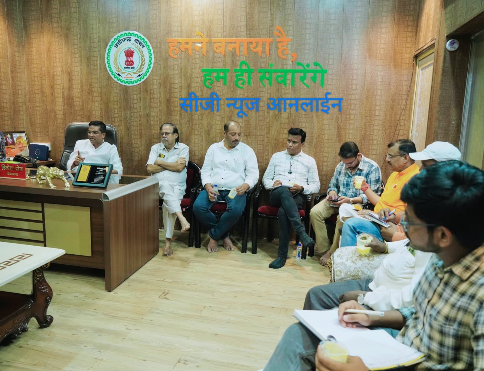 “नेता और जनता बराबर हैं, पक्षपात न हो तभी विकास होगा” – रिकेश सेन 🔵 निगम जोन-3 के अधिकारियों की विधायक ने ली बैठक 🟢 कहा – कैंप क्षेत्र को जल्द से जल्द पेय जल समस्या से मुक्त करना है, घर-घर तक पहुंचे पानी “नेता और जनता बराबर हैं, पक्षपात न हो तभी विकास होगा” – रिकेश सेन 🔵 निगम जोन-3 के अधिकारियों की विधायक ने ली बैठक 🟢 कहा – कैंप क्षेत्र को जल्द से जल्द पेय जल समस्या से मुक्त करना है, घर-घर तक पहुंचे पानी