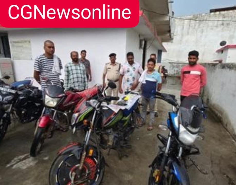 CG News 🛑 जुएं की सजी थी महफिल तभी पहुंच गई पुलिस 🛑 5 जुआरी पकड़ाए तो 6 भागने में सफल 🛑 मोबाइल बाईक कैश जब्त