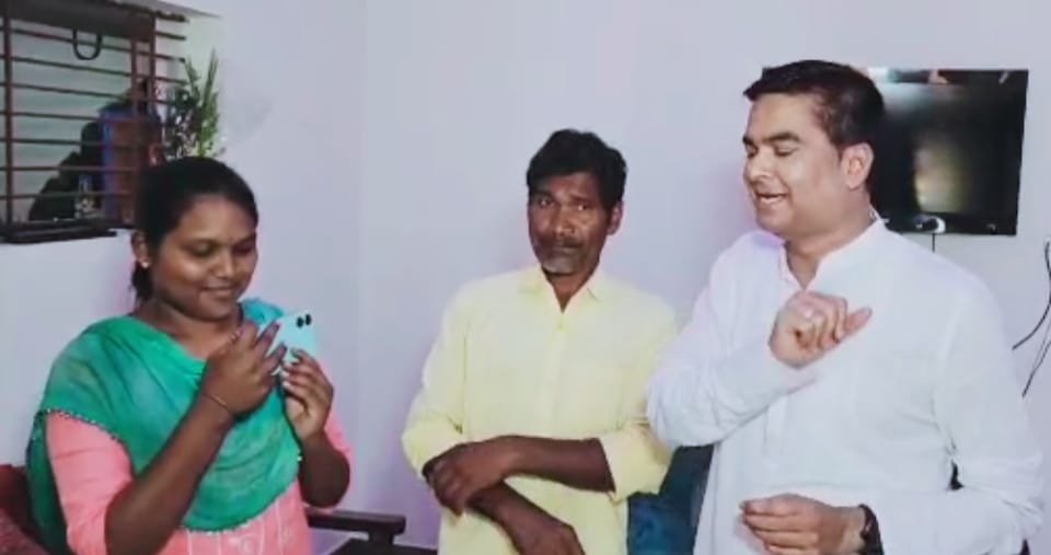 CG News 🔵 MLA रिकेश ने की “वायरल सिंगर मालती” के टैलेंट की कद्र 🟣 वीडियो बनाने के लिए भेंट किया मोबाइल और स्पीकर 🟠 देखिए विडियो