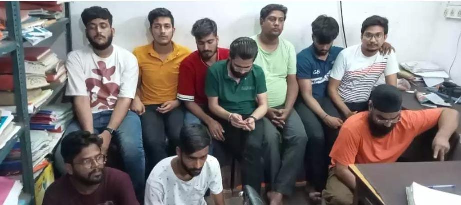 कांग्रेस पार्षद सहित दुर्ग के नामचीन 10 रसूखदार होटल में जुआ खेलते गिरफ्तार 🛑 दीपक नगर के होटल में लगा रहे थे दांव और पहुंच गई पुलिस