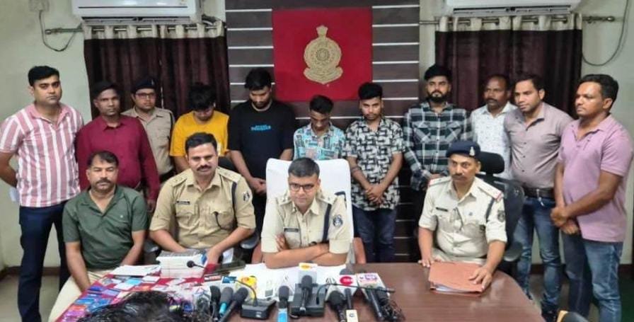 CG News 🛑 T-20 फायनल मुकाबले पर ऑनलाइन बेटिंग में‌ लगा 5 करोड़ का दांव 🛑 72 एटीएम, 21 मोबाइल, 26 सिम, 37 चेक बुक और दो बाइक समेत 85 बैंक खातों पुलिस ने किए फ्रीज