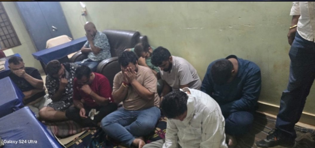 दुर्ग, रायपुर के बड़े घराने के कारोबारी अभनपुर में खेल रहे थे जुआ, करीब सात लाख से अधिक नगदी, 9 मोबाइल जब्त