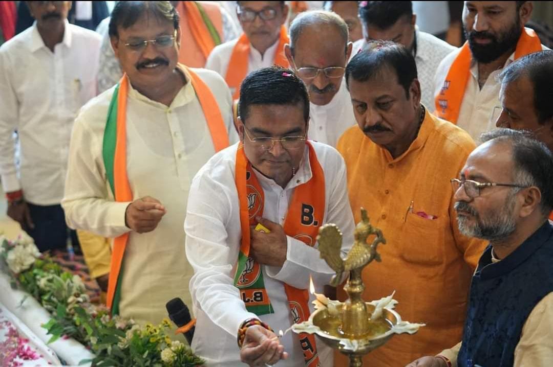 गुलाब की पंखुड़ियों से सांसद विजय और विधायक रिकेश के अभिनंदन से अभिभूत हुए वैशाली नगर के मतदाता