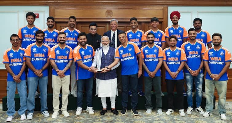 Team India: प्रधानमंत्री मोदी ने विश्व विजेता टीम के सभी खिलाड़ियों को लगाया गले, खिंचवाई तस्वीर