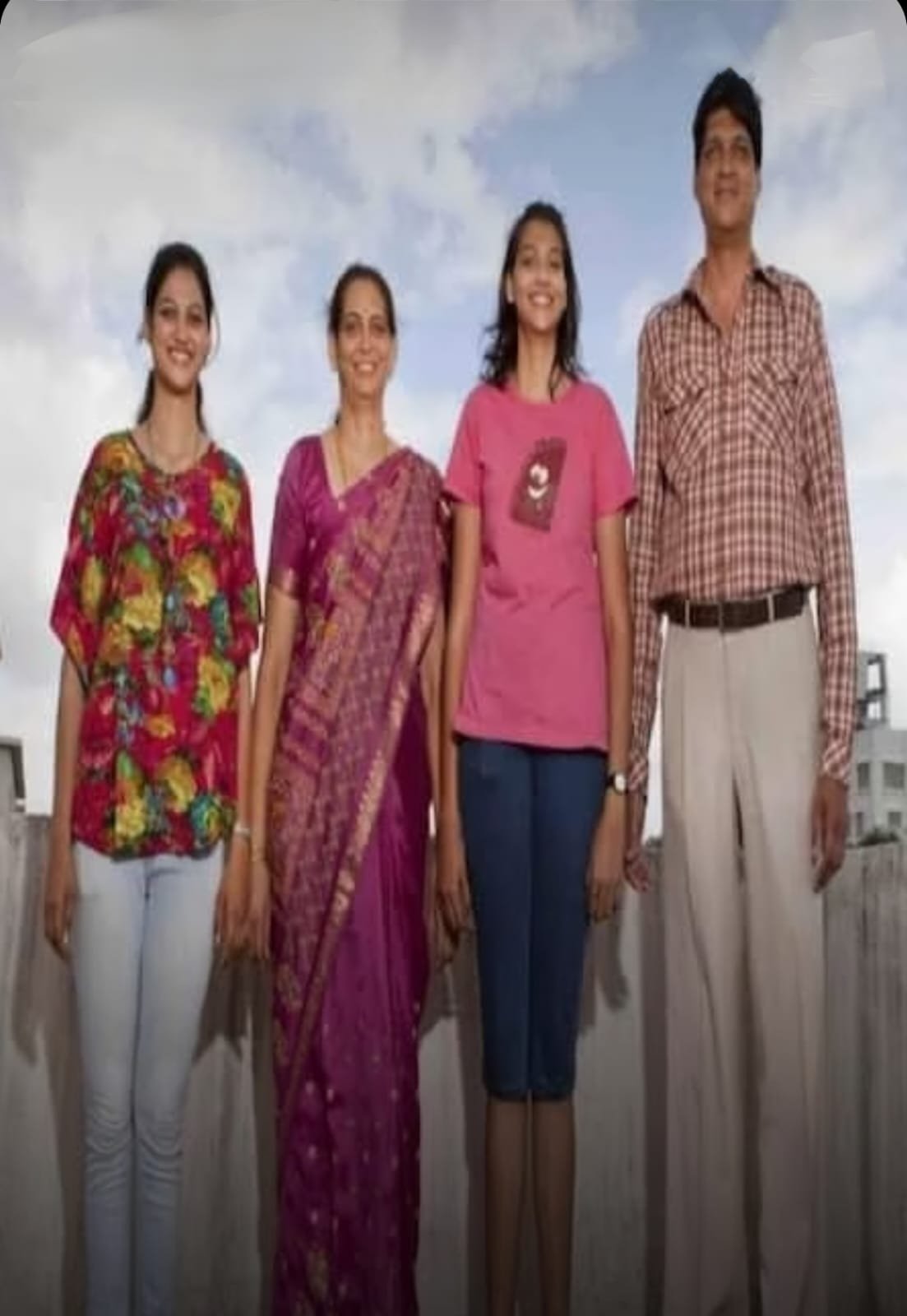 मिलिए देश के सबसे लंबे परिवार से, इस परिवार की संयुक्त हाइट है 26 फीट, रहता है इस शहर में, लिम्का बुक ऑफ़ वर्ल्ड रिकॉर्ड में भी दर्ज है नाम