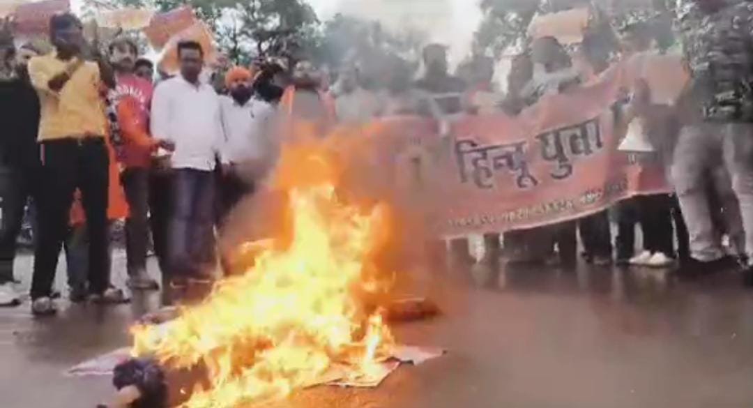 हिंदू हिंसावादी बयान पर दुर्ग में राहुल के पुतले को जूतों की माला पहना प्रदर्शनकारियों ने किया आग के हवाले 🟠 अभी कांग्रेस का हाथ मोड़ा है, यही हाल रहा तो तोड़ेंगे भी-अरूण सिंह