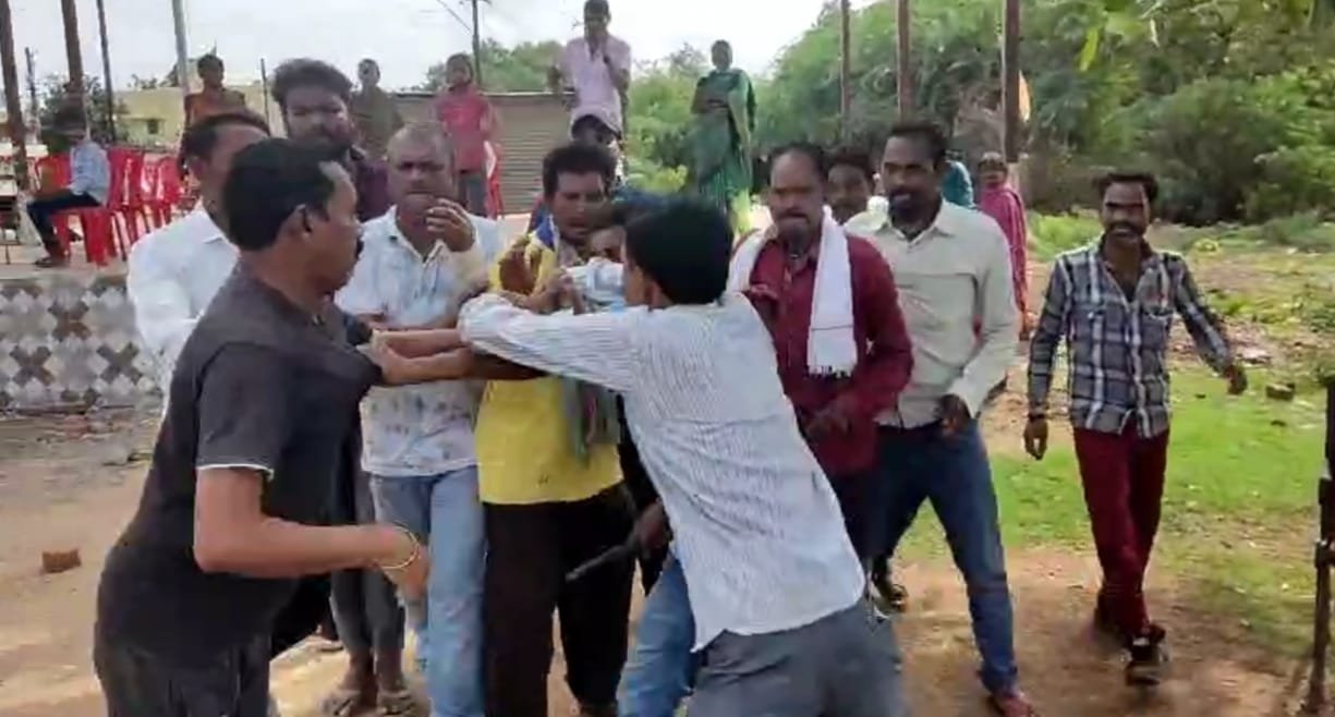 वार्ड में दादी की रिटायरमेंट सेलिब्रेशन पार्टी का शोरगुल नहीं आया रास 🛑 पार्षद पति और देवर ने डाला “रंग में भंग” 🛑 जमकर चला लात घूंसा 🛑 पार्षद पति, देवर और रावटे परिवार की काउंटर रिपोर्ट दर्ज वार्ड में दादी की रिटायरमेंट सेलिब्रेशन पार्टी का शोरगुल नहीं आया रास 🛑 पार्षद पति और देवर ने डाला “रंग में भंग” 🛑 जमकर चला लात घूंसा 🛑 पार्षद पति, देवर और रावटे परिवार की काउंटर रिपोर्ट दर्ज