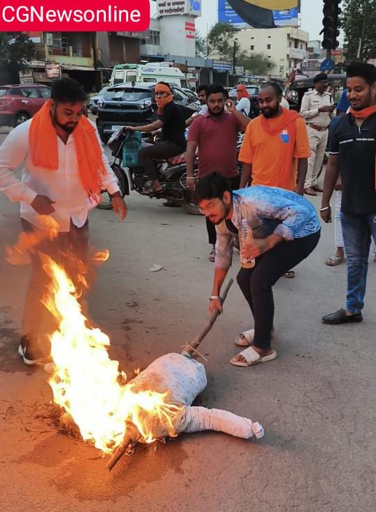 🟠 भारत रक्षा मंच एवं सर्व हिंदू धर्म सभा ने भिलाई-3 चौराहे पर राहुल गांधी का फूंका पुतला 🟢 पूर्व सीएम से पूछा – “क्या वो भी हिंदुओं को हिंसावादी समझते हैं….❓”