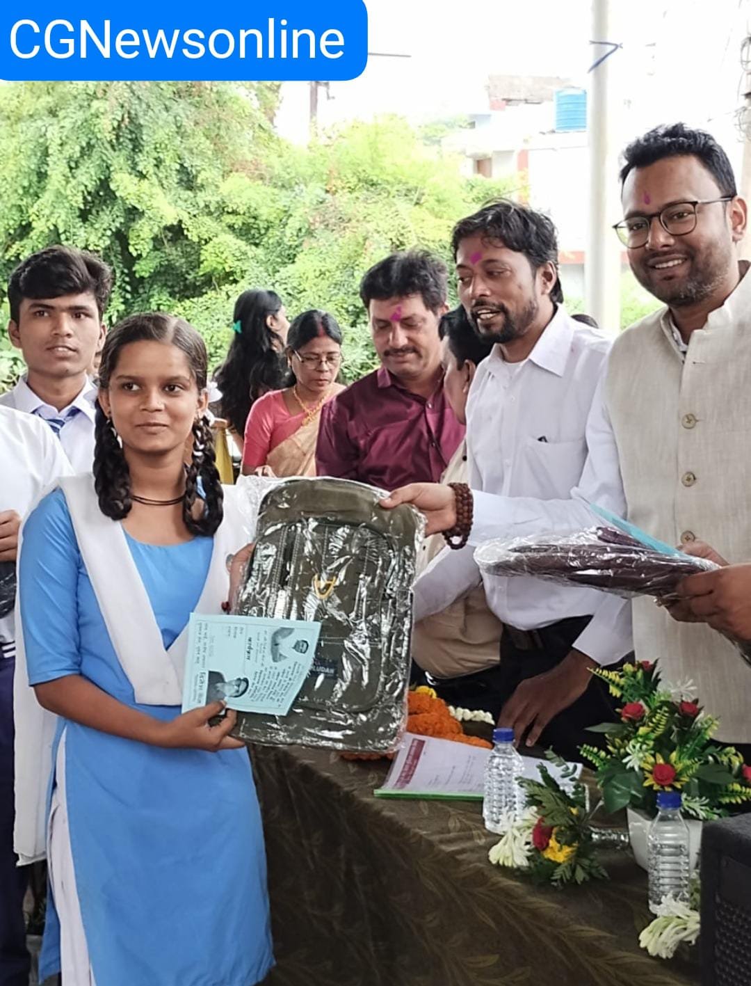 शासकीय स्कूल में नया बैग पा कर खिले चेहरे 🟣 सौ मेधावी बच्चों को बंटा स्कूल बैग 🔵 विधायक रिकेश सेन की नई पहल, प्रतिनिधि ने किया वितरण