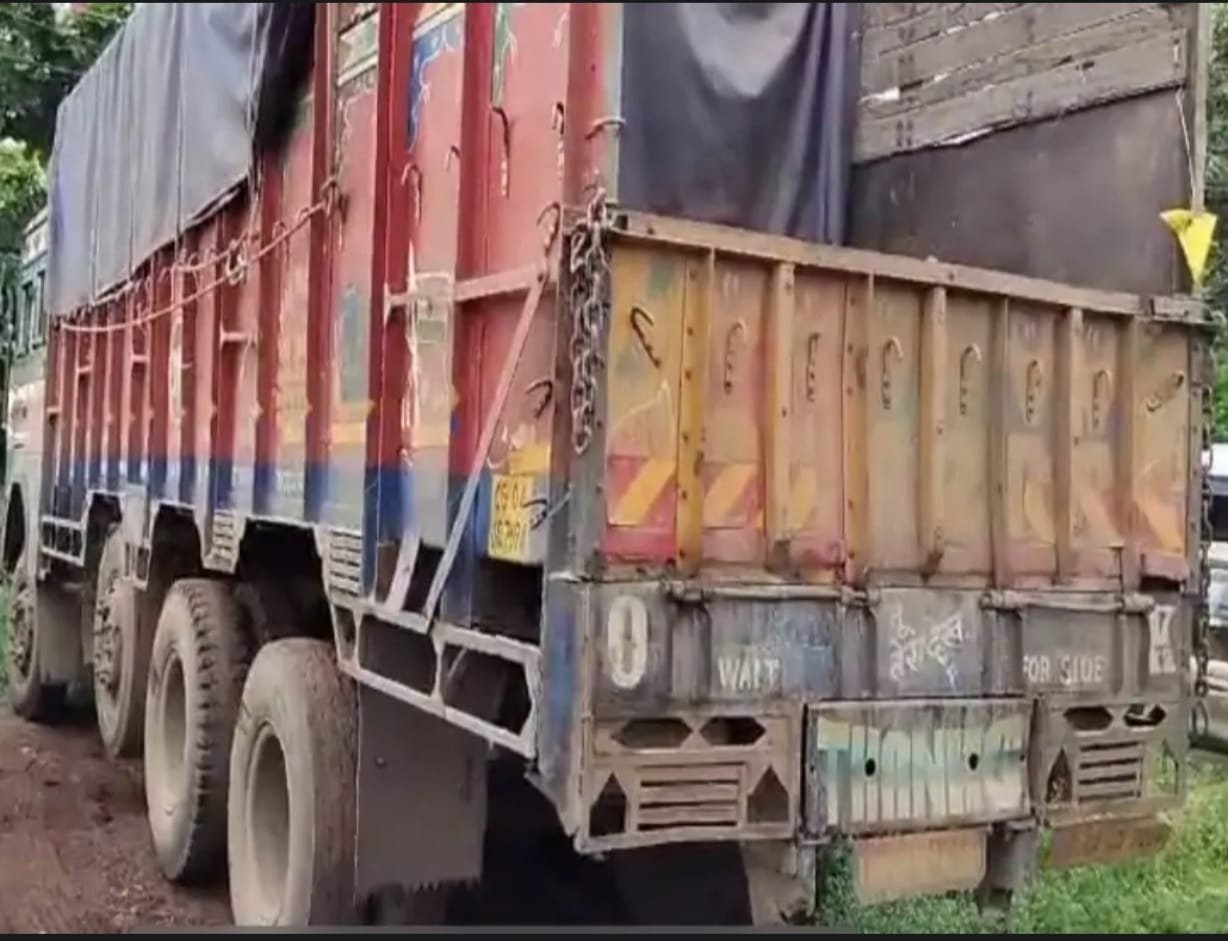 तेज रफ्तार 10 चक्का ट्रक ने सिर कुचला बाइक सवार मां बेटी का, मौके स्थल पर मौत, आरोपी ट्रक चालक गिरफ्तार तेज रफ्तार 10 चक्का ट्रक ने सिर कुचला बाइक सवार मां बेटी का, मौके स्थल पर मौत, आरोपी ट्रक चालक गिरफ्तार