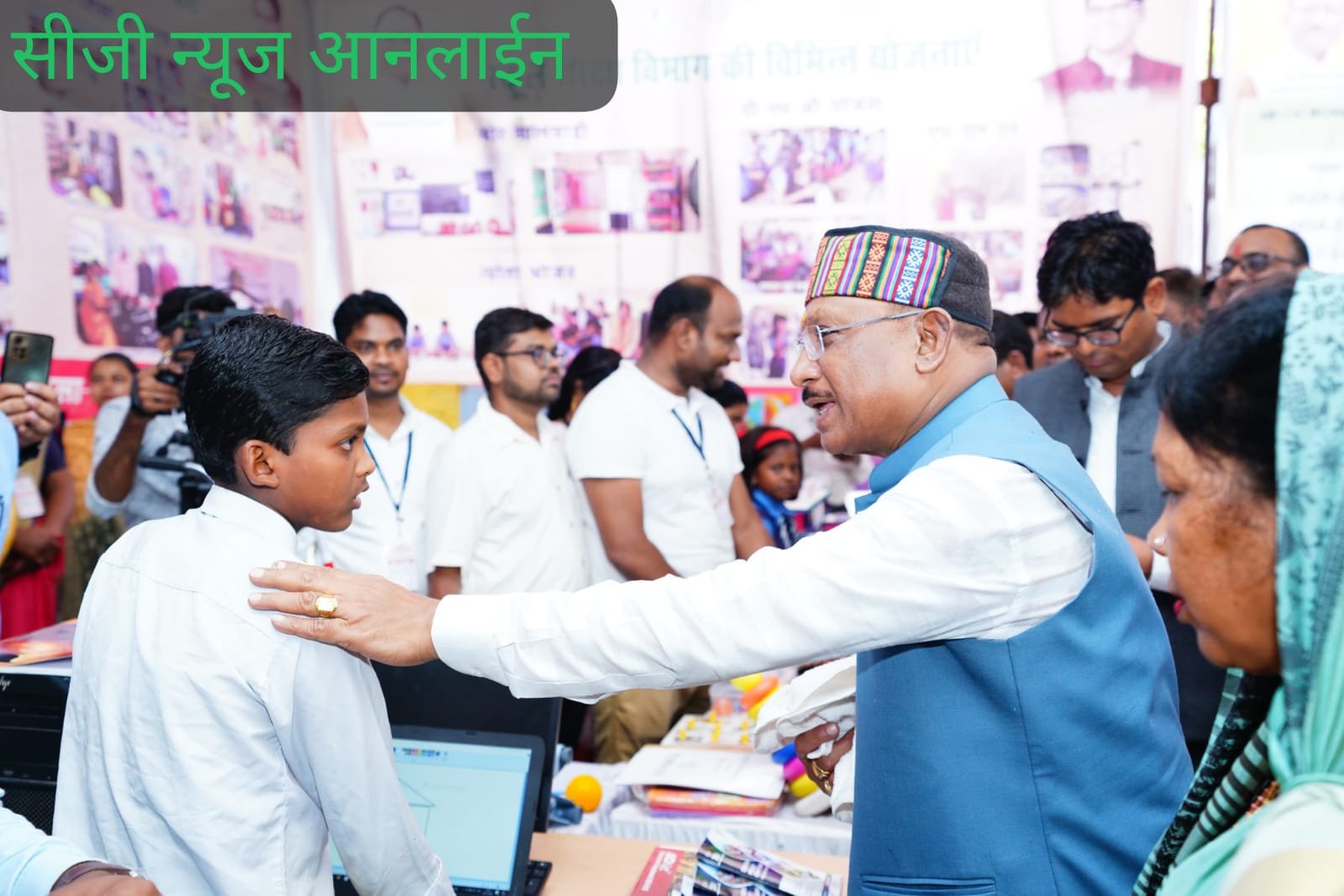 राज्य स्तरीय शाला प्रवेश उत्सव 🟣 जब मुख्यमंत्री से मिलीं तो छात्राओं ने सामूहिक रूप से सायकिल घंटी बजाकर जताया उत्साह 🔵 30 छात्राओं को मुख्यमंत्री ने वितरित की साइकिल