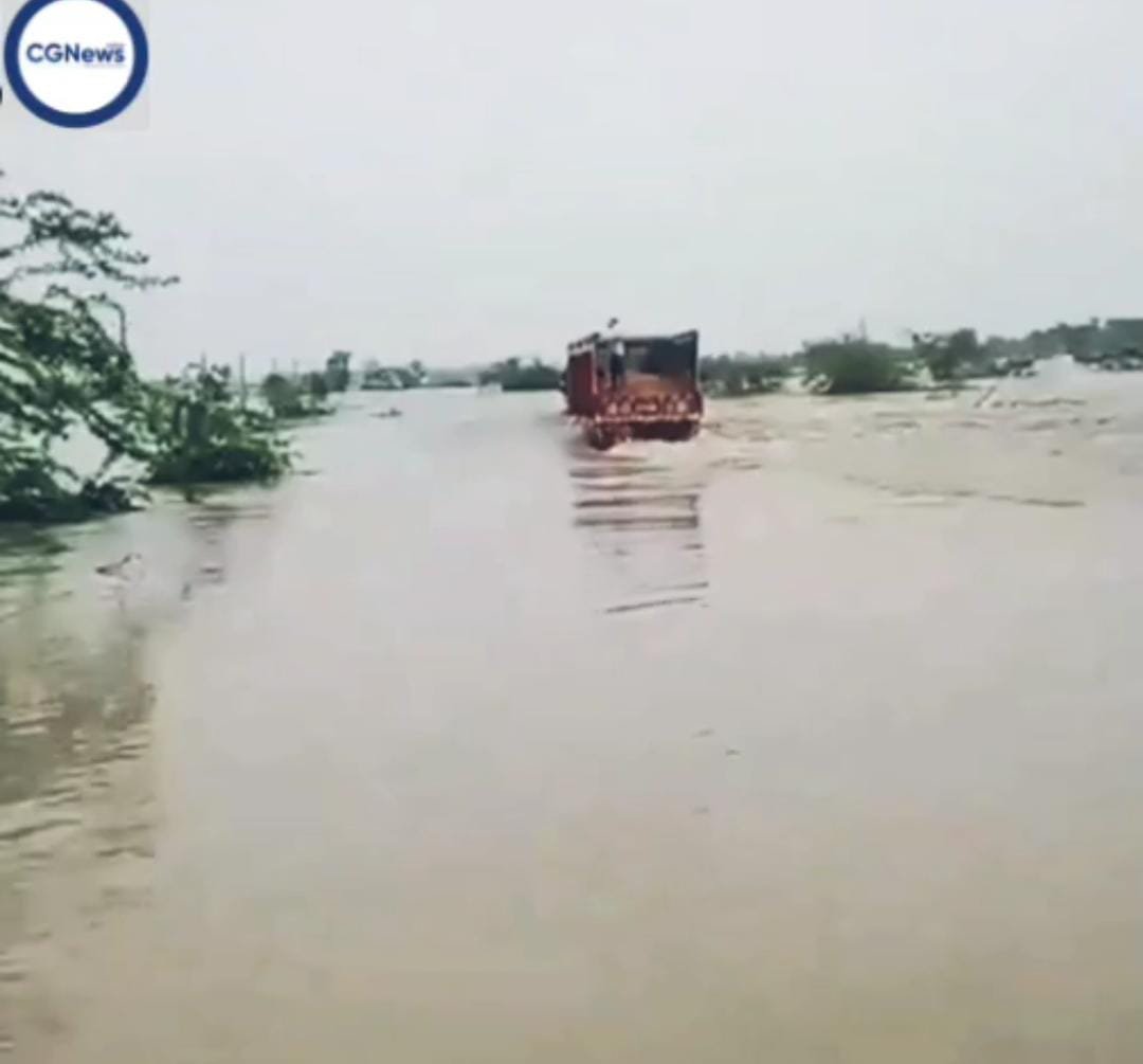 देखिए विडियो 🛑 उफान पर चल रही नदी को ट्रक लेकर पार करने चला ड्राइवर 🛑 देखते ही देखते पानी में समा गया बजरी लदा ट्रक