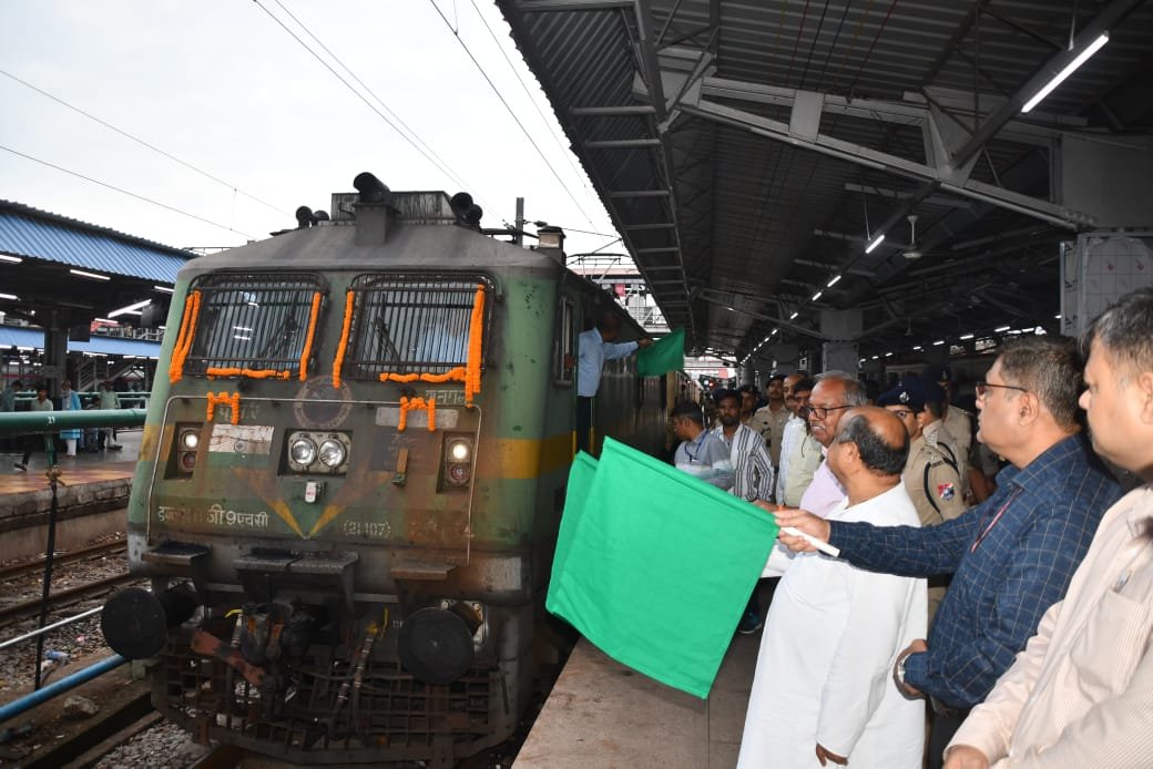 रायपुर से पुरी तक की यात्रा मात्र 125 रुपए में, अनारक्षित रथ यात्रा स्पेशल ट्रेन को विधायक पुरंदर मिश्रा ने हरी झंडी दिखा किया रवाना