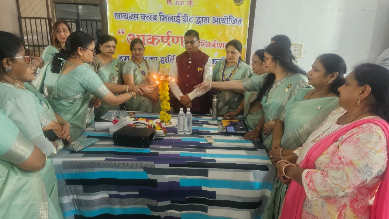 भगवान की सुंदर पोशाक, ज्वेलरी, पर्स, कुर्तियां, बेडशीट, कंफर्टर, साड़ियां, सुन्दर राखियां, के स्टाल में खरीदी के लिए उमड़ी भीड़, लायंस क्लब भिलाई गेट का दो दिवसीय “आकर्षण एग्जिबिशन”