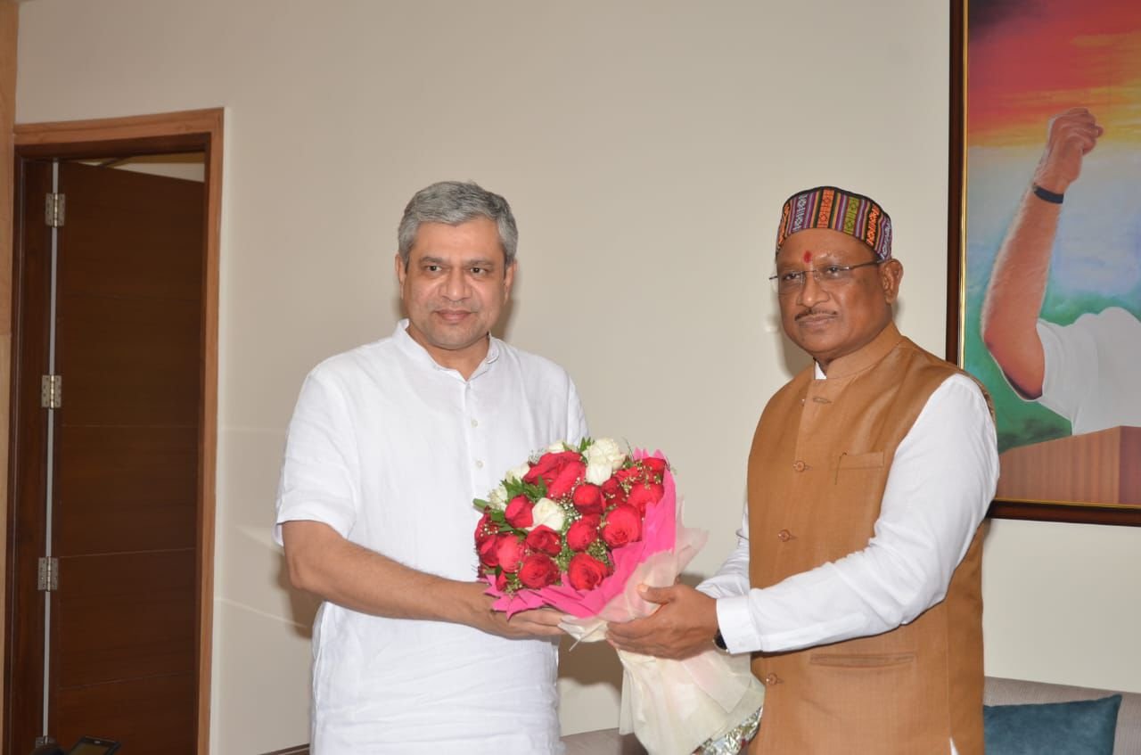 छत्तीसगढ़ की चार प्रमुख रेल परियोजना जल्द होगी शुरू, रेल मंत्री ने परियोजनाओं पर तेजी से कार्य का दिया आश्वासन, मुख्यमंत्री विष्णुदेव साय ने केंद्रीय रेल मंत्री से की चर्चा