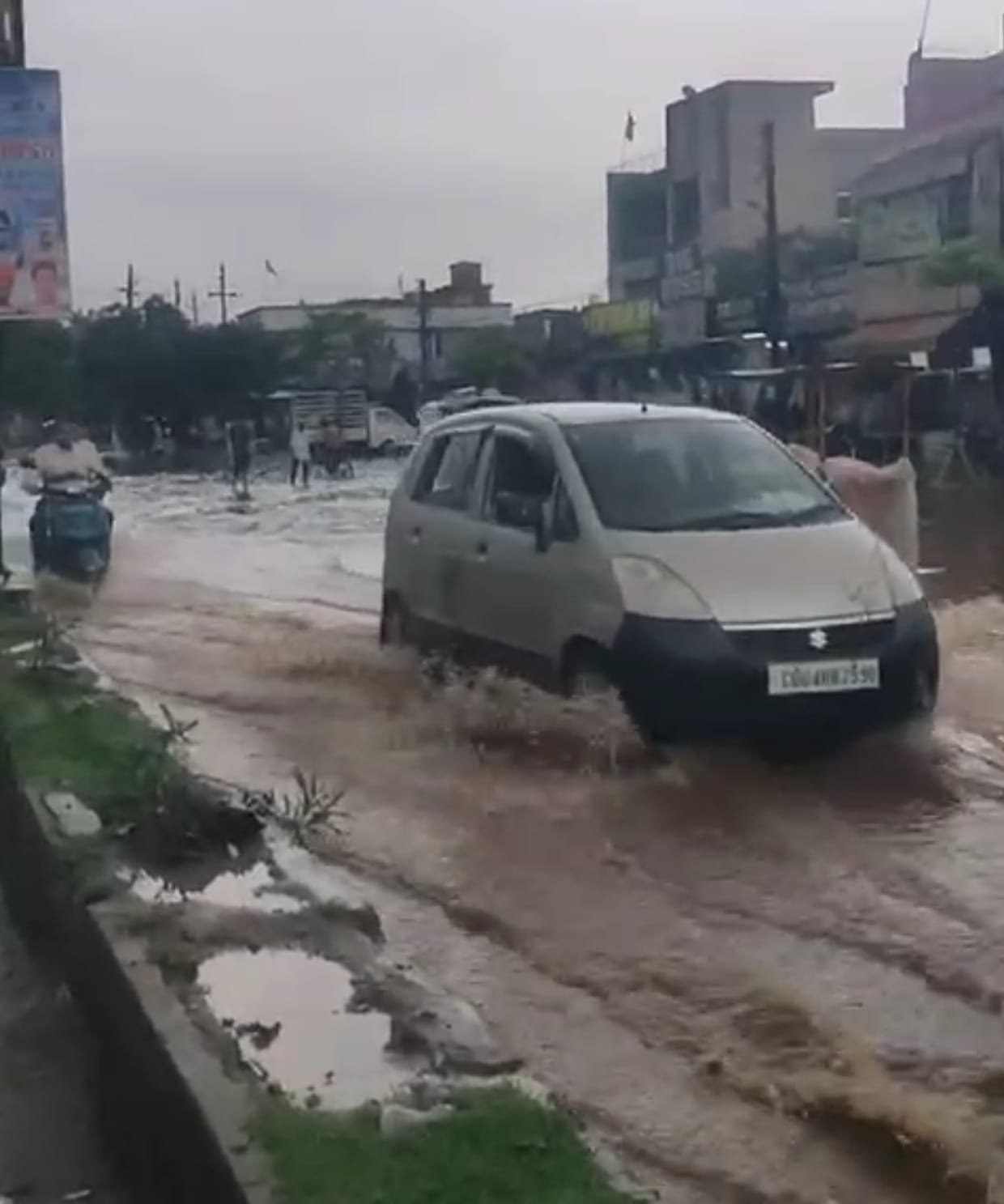 केवल आधे घंटे की झमाझम बारिश में सुपेला मार्केट की सड़क डूबी, निगम के निकासी व्यवस्था की खुली पोल, देखिए वीडियो