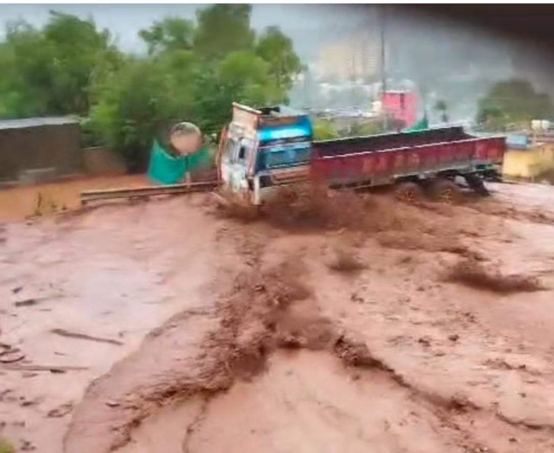 एनएमडीसी खदान का डैम हुआ क्षतिग्रस्त, निचली बस्तियों में हुआ जल भराव, प्रशासन ने प्रभावितों को तत्काल पहुंचाया सुरक्षित स्थान पर, 3 दिन से जारी बारिश के कारण बिगड़े हालात