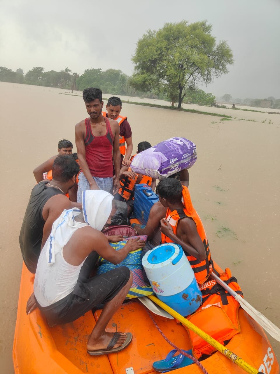 महमरा एनीकट से 6 फीट ऊपर से बह रहा पानी, खोले गए 9 गेट, बाढ़ में फसे 10 को बाहर निकाला एसडीआरएफ ने, मोगरा जलाशय से 36 क्यूसेक पानी की बनी आवक