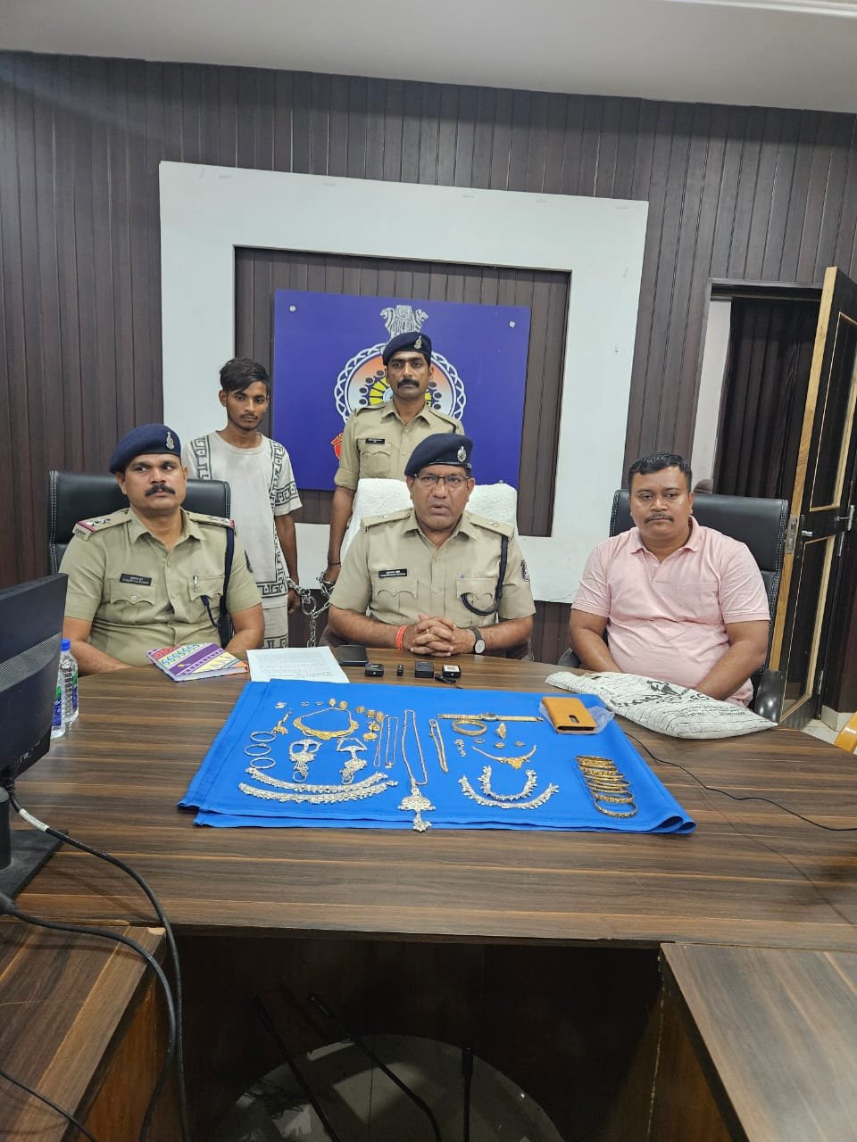 चांदी के जेवर बेचते हुए पकड़ाया नाबालिग, हुआ स्मृति नगर चोरी का खुलासा, 10 लाख के जेवरात जप्त, एक आरोपी गिरफ्तार