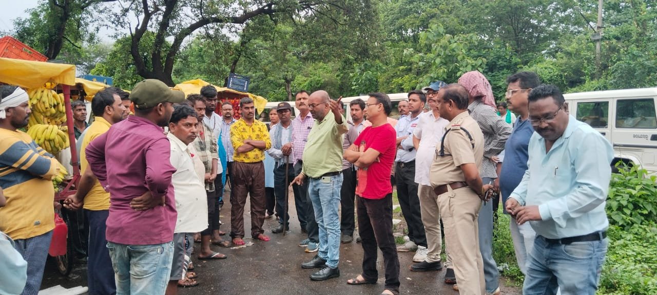 टाउनशिप में बेदखली अभियान का 12वां दिन : वेंडिंग जोन छोड़कर अन्यंत्र ठेला लगाने वाले व्यवसाईयों के खिलाफ होगी एफआईआर, 34 आवास को कराया गया कब्जा मुक्त,