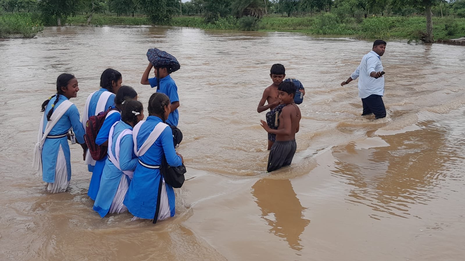 शिवनाथ नदी के जल स्तर में बढ़ोतरी, महमरा एनीकट से 8 फीट ऊपर बह रहा पानी, मोगरा जलाशय से आ रहा 10000 क्यूसेक पानी, जान जोखिम में डालकर ग्राम मुड़पार के बच्चे जा रहे स्कूल