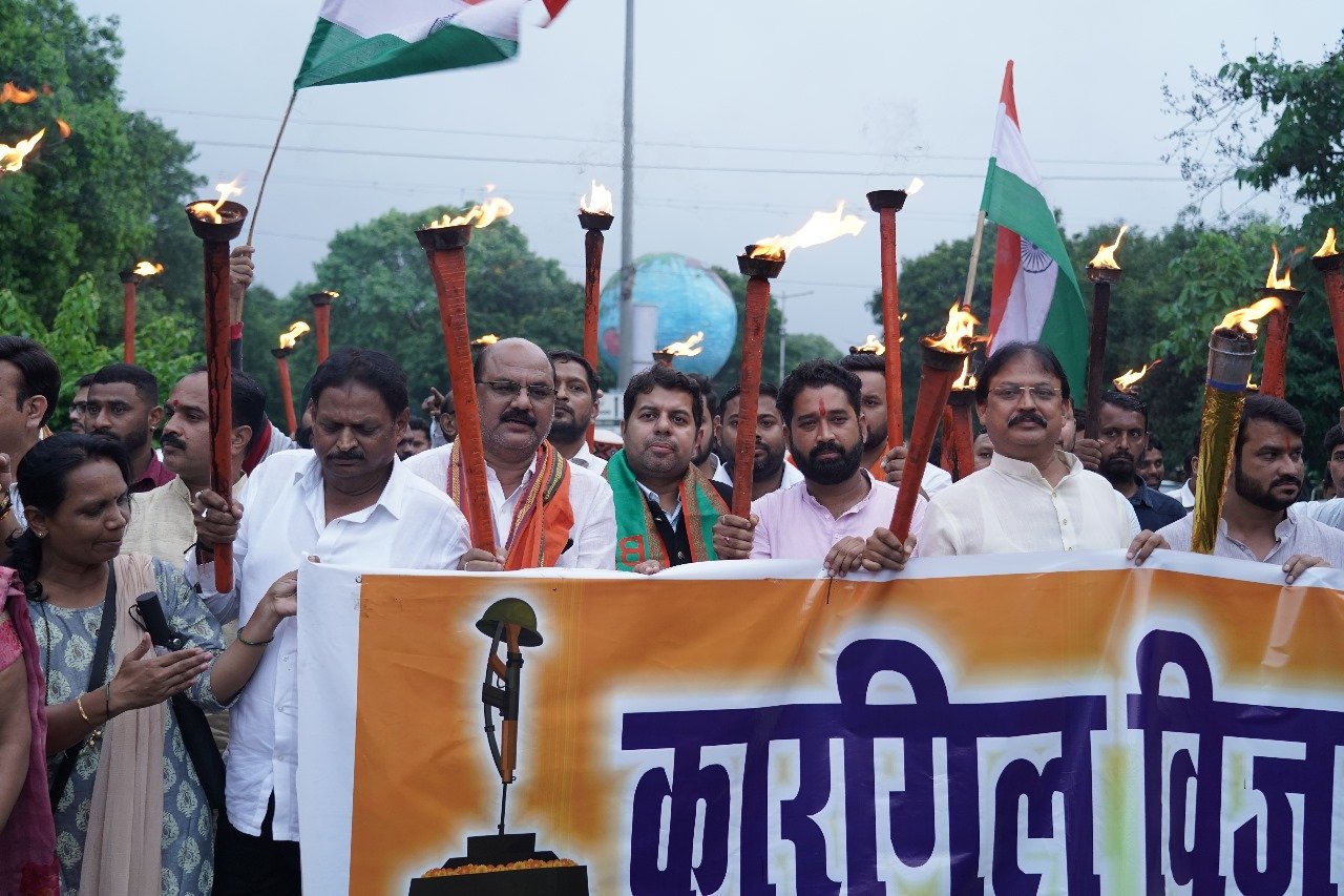 कारगिल विजय दिवस की 25वीं वर्षगांठ पर भाजयुमो ने निकली मशाल रैली,