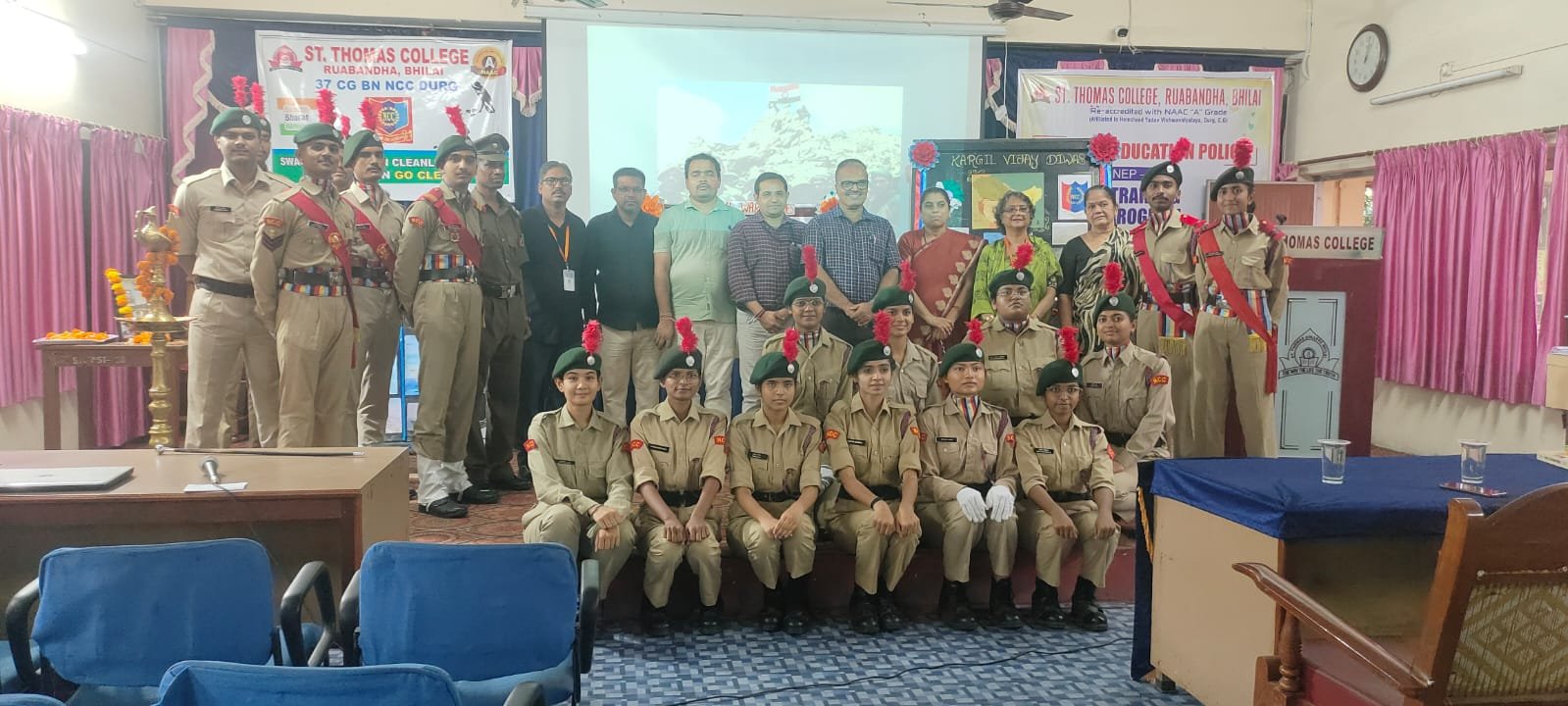 सेंट थॉमस महाविद्यालय, भिलाई के एनसीसी इकाई द्वारा कारगिल विजय दिवस पर पोस्टर मेकिंग एवं सांस्कृतिक कार्यक्रम का किया आयोजन