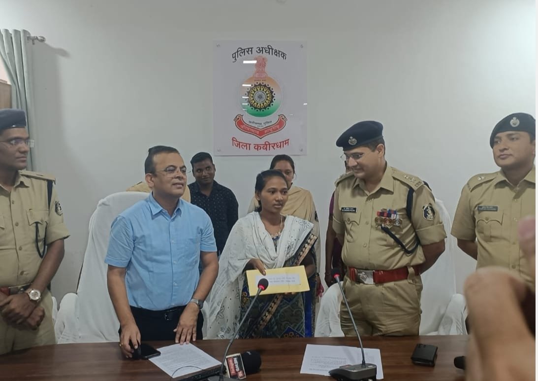 छत्तीसगढ़, मध्य प्रदेश व महाराष्ट्र की ईनामी महिला नक्सली ने किया कवर्धा में आत्मसमर्पण छत्तीसगढ़, मध्य प्रदेश व महाराष्ट्र की ईनामी महिला नक्सली ने किया कवर्धा में आत्मसमर्पण