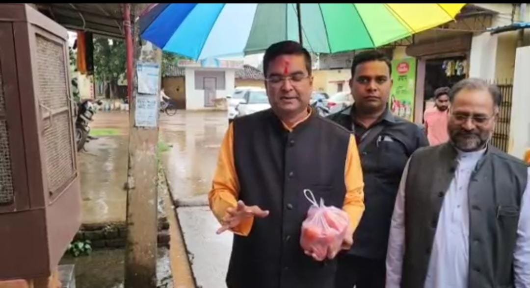 MLA रिकेश टमाटर लेकर घर-घर पहुंचे 🔵 शहर को डेंगू और चिकनगुनिया से बचाने दी दस्तक 🛑 कई कूलर में जमा गंदा पानी करवाया साफ 🟣 कहा – “कूलर साफ कर भेजें फोटो और ले जाएं एक किलो टमाटर”
