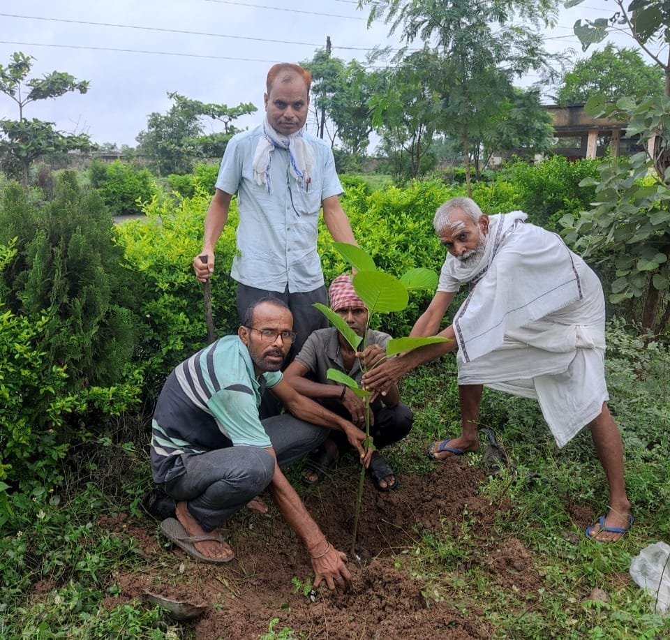 डुन्डेरा मुक्तिधाम में ग्रामीणों ने किया गया फलदार एवं छायादार पौधों का रोपण