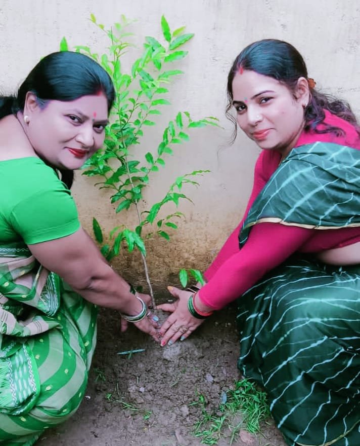 Bhilai हरियर News 🟢 शासकीय प्राथमिक शाला शांति नगर में विधायक प्रतिनिधि स्नेहा-मनीषा की नई पहल 🟠 सभी बच्चों ने रोपे पौधे, देखरेख का दोहराया संकल्प