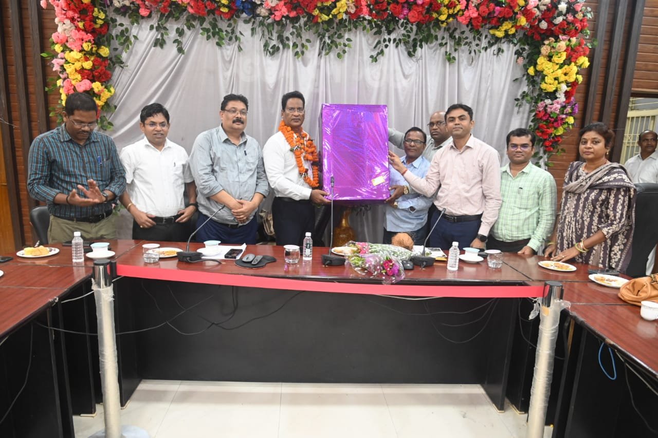 42 वर्ष सेवा अवधि पूर्ण कर रियाज भाई हुए सेवानिवृत्त, कलेक्टोरेट परिवार द्वारा दी गई भावभिनी बिदाई