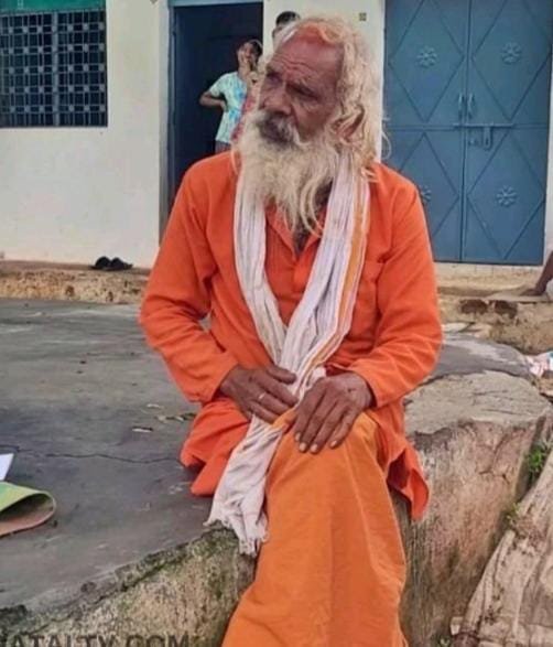 आर्थिक तंगी में पति को छोड़ 22 साल पहले बच्चे लेकर गई महिला लौटी घर, पच्चीसों लाख के मालिक पति को देख बदला पैंतरा
