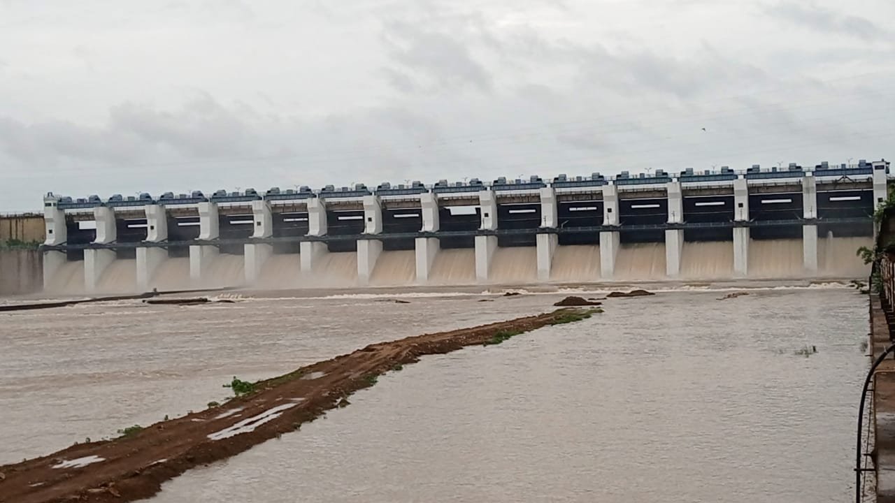 गंगरेल बांध का जल स्तर खतरे के निशान के करीब , खुले सभी 14 गेट, ट्रायल के बाद किए गए बंद