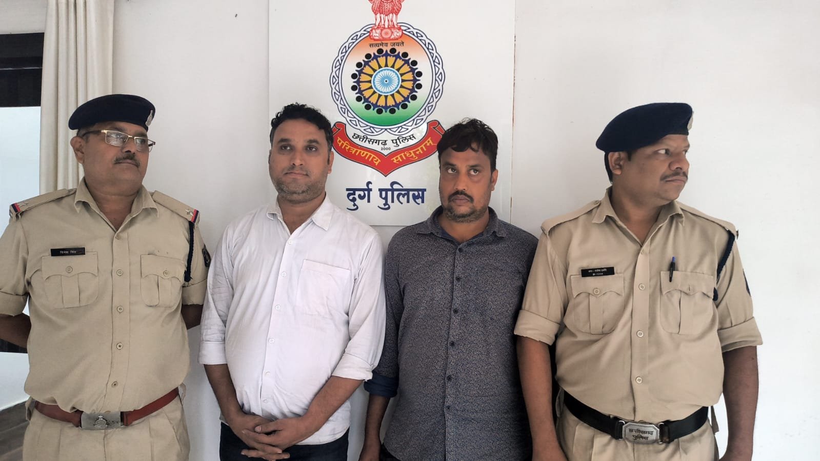 आरोपियों को पौन किलो सोने के आठ बिस्किट का बंटवारा करना पड़ा महंगा, धरे गए दोनो चोर, सराफा व्यापारी दोस्त से चुराया था 50 लाख का सोना आरोपियों को पौन किलो सोने के आठ बिस्किट का बंटवारा करना पड़ा महंगा, धरे गए दोनो चोर, सराफा व्यापारी दोस्त से चुराया था 50 लाख का सोना