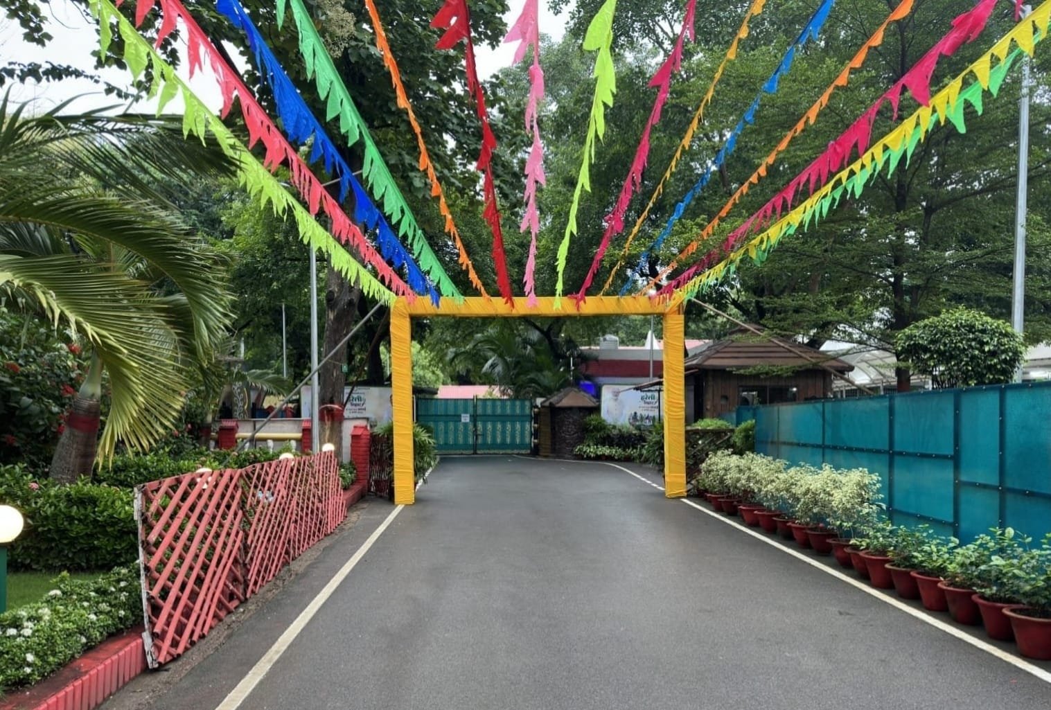 हरेली तिहार मनाने सज गया मुख्यमंत्री निवास, रहचुली झूला, गेड़ी और साजसज्जा से सुशोभित बैलगाड़ियों ने बढ़ाई रौनक, मुख्यमंत्री विष्णु देव ने धरती माता के श्रृंगार के लिए एक पेड़ मां के नाम लगाने की अपील हरेली तिहार मनाने सज गया मुख्यमंत्री निवास, रहचुली झूला, गेड़ी और साजसज्जा से सुशोभित बैलगाड़ियों ने बढ़ाई रौनक, मुख्यमंत्री विष्णु देव ने धरती माता के श्रृंगार के लिए एक पेड़ मां के नाम लगाने की अपील