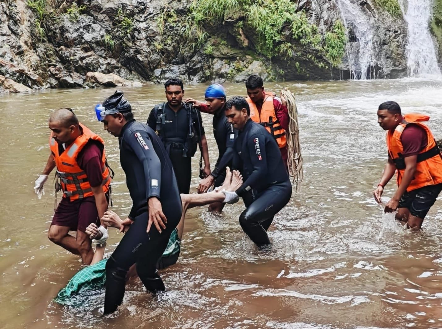 CG News : उप मुख्यमंत्री अरुण साव का भांजा रानीदहरा वॉटरफॉल में बहा 🛑 कवर्धा में रात भर चला रेस्क्यू ऑपरेशन, सुबह  शव निकाला SDRF DURG की टीम ने
