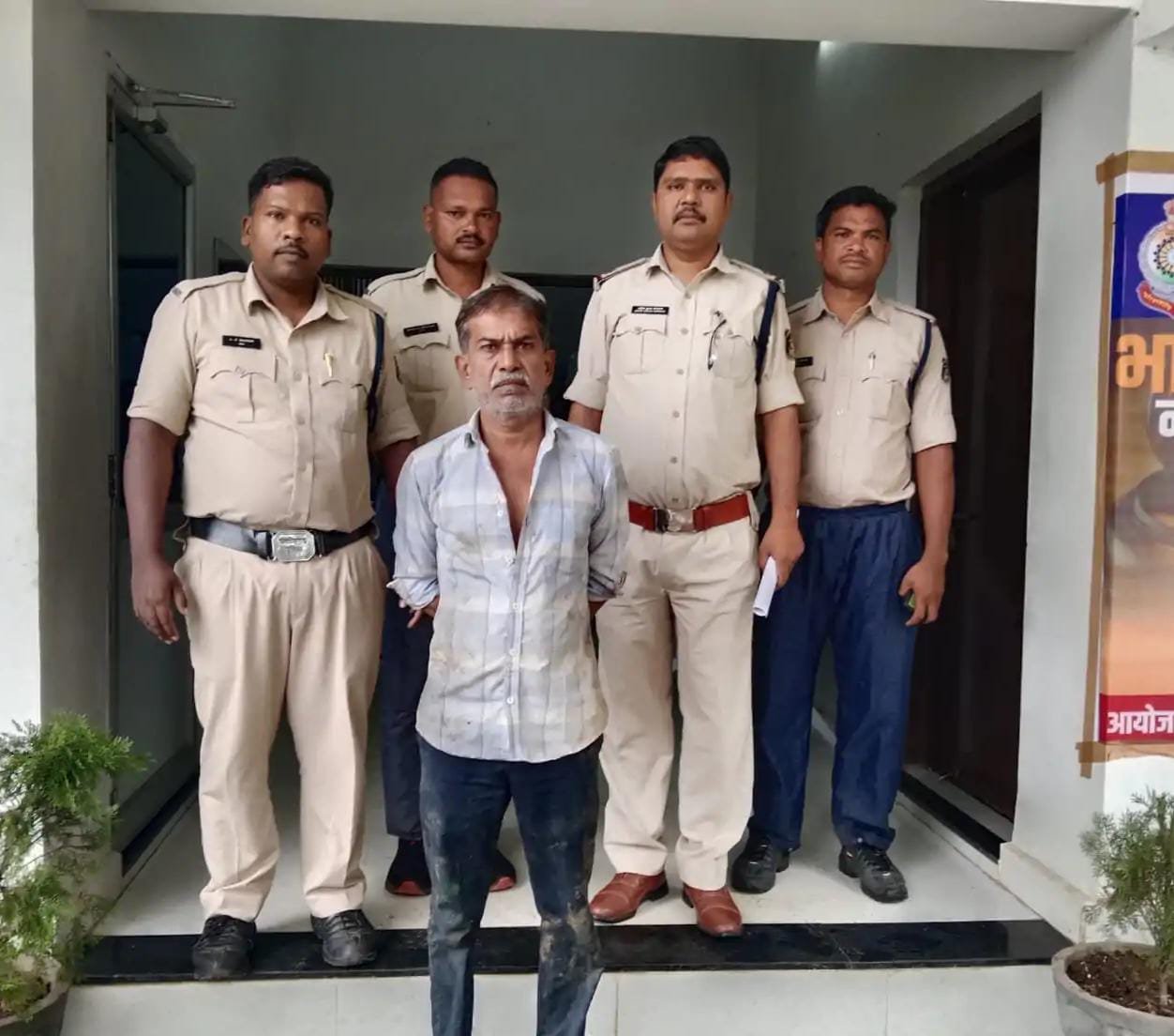 CG Breaking News : मां को पिता के हाथों पीटता देख पुत्र ने किया बीच बचाओ, शराबी पिता ने चाकू से गला काट कर दी पुत्र की हत्या, आरोपी गिरफ्तार