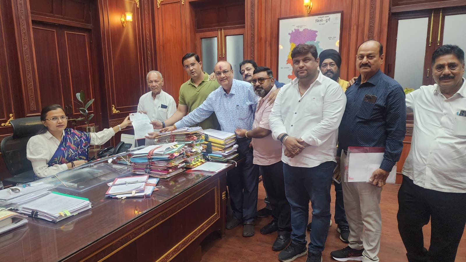 दो औद्योगिक क्षेत्र एवं शहर के सबसे बड़े ट्रांसपोर्ट नगर के भारी वाहनों के द्वारा उपयोग किए जाने वाला एकमात्र पुल हुआ जर्जर, भिलाई ट्रक ट्रेलर ट्रांसपोर्ट एसोसिएशन पुनर्निर्माण की मांग को लेकर कलेक्टर को सौपा ज्ञापन